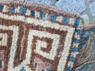 Baluch saltbag Namakdan with a rare pattern
Dimensions: 36 x 41 cm Knotted front. In age-appropriate used condition (see photos).
Please contact me only directly: goekay.sargin@yahoo.de