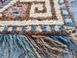 Baluch saltbag Namakdan with a rare pattern
Dimensions: 36 x 41 cm Knotted front. In age-appropriate used condition (see photos).
Please contact me only directly: goekay.sargin@yahoo.de