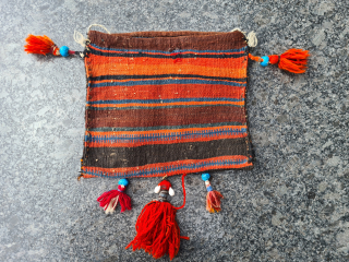 Lovely small tribal Luri Chanteh Bag with tassels and naturel dyes. ~ 33x32cm Please contact me only directly: goekay.sargin@yahoo.de