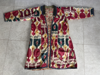 Antique silk uzbek Ikat chapan (coat) from central Asia, probably for children
~ beginn of 20 Century
maximum height is 99 cm and the maximum width is 152 cm; it is relatively lightweight ...