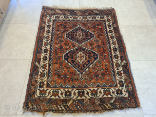 Antique Qashqai Khamseh rug with beautiful patterns (Hejbathlu medallions) and plant-based dyes from the first quarter of the 20th century. Rare small format. Dimensions approximately 117 x 153 cm. The fringe is ...