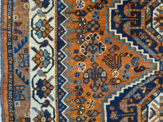 Antique Qashqai Khamseh rug with beautiful patterns (Hejbathlu medallions) and plant-based dyes from the first quarter of the 20th century. Rare small format. Dimensions approximately 117 x 153 cm. The fringe is ...