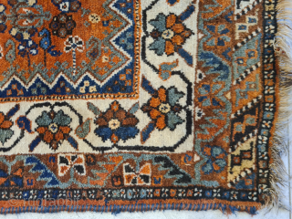 Antique Qashqai Khamseh rug with beautiful patterns (Hejbathlu medallions) and plant-based dyes from the first quarter of the 20th century. Rare small format. Dimensions approximately 117 x 153 cm. The fringe is ...