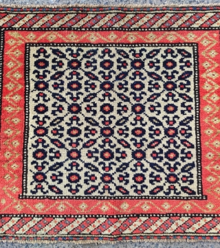 Persian Bag 

Size : 48 x 60 cm 

Please contact me directly on this email : alpagutrugs@gmail.com                
