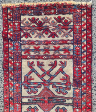 Turkmen Tentband 

Circa 1870s 

Size : 50 x 372 cm 

Please contact me directly on this email : alpagutrugs@gmail.com              