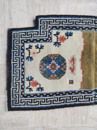 Chinese Rug 

Size : 62 x 113 cm 

                        