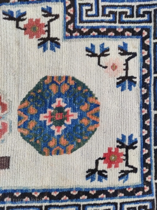 Chinese Rug 

Size : 62 x 113 cm 

                        