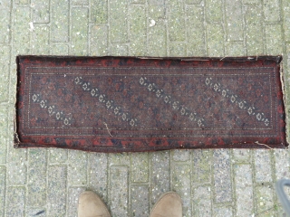 Antique Baluch balisht, 98 x 38 Cm.
Outer border was folded but is still intact.
But every corner has been cut slightly to accomodate for making a cushion       