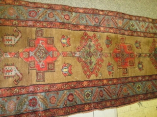 Antique Persian Bakshaish Rug.

size 2'10x 8'6'' .condition full pile with no repair .all original.circa 1910.                  