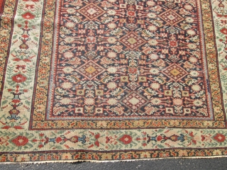 Antique Persian Mahal.

size 4'4''x6'5''.                             