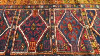 Kurdish carpet in very good condition. Written in the Gregorian calendar in 1318 AH. Malatya or Sivas Yellow Yayla region. In very good condition.
Size: 117 x 410 cm     