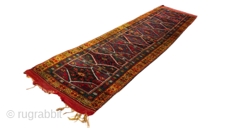 Kurdish carpet in very good condition. Written in the Gregorian calendar in 1318 AH. Malatya or Sivas Yellow Yayla region. In very good condition.
Size: 117 x 410 cm     