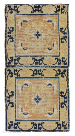 Chinese Ninghsia
Age: late 18th century
Origin: China
Size: 60 cm x 110 cm
Info: An elegant rug with classical design, sadly some wear.
             