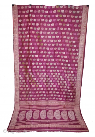 Baluchari Sari woven in silk Brocade From Murshidabad,West Bengal,India.Circa 1900.Here the pallu of the sari is decorated with large paisleys and Buti.Its size is 112cm x 420cm.(DSE04290).      