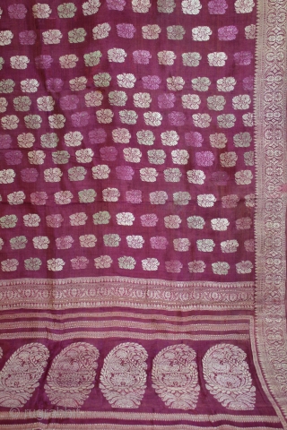 Baluchari Sari woven in silk Brocade From Murshidabad,West Bengal,India.Circa 1900.Here the pallu of the sari is decorated with large paisleys and Buti.Its size is 112cm x 420cm.(DSE04290).      