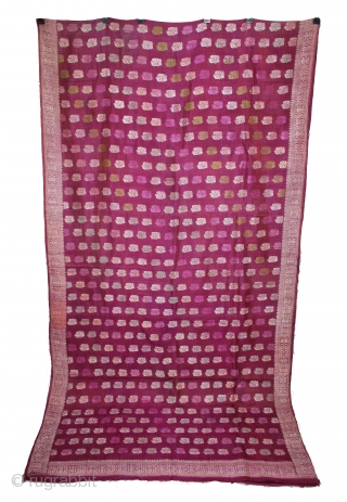 Baluchari Sari woven in silk Brocade From Murshidabad,West Bengal,India.Circa 1900.Here the pallu of the sari is decorated with large paisleys and Buti.Its size is 112cm x 420cm.(DSE04290).      