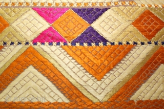 Phulkari From West(Pakistan)Punjab India Called As Chand(Moon) Bagh.C.1900.Rare Lahariya Panchrangi Pallu with Panchrangi Borders.Floss Silk on Hand Spun Cotton khaddar Cloth. Mint condition.(DSL03010).          