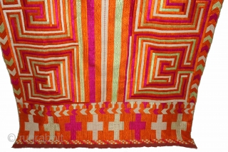 Rare Pattern Bhool Bhulaiya Bagh from East(Punjab)India.Six different Bhool Bhulaiya.Rarest of all the bagh and phulkari.(DSE01910).                 