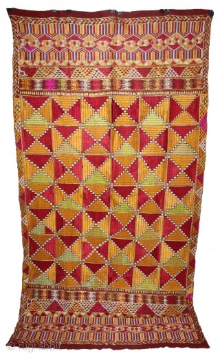 Phulkari From East(Punjab)India Called As Bagh.Rare Pattern Cowdi Design.Beautiful colour Combination of Pallu.Floss Silk on Hand Spun Cotton khaddar Cloth.Mind Condition.(DSL03160).            