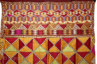 Phulkari From East(Punjab)India Called As Bagh.Rare Pattern Cowdi Design.Beautiful colour Combination of Pallu.Floss Silk on Hand Spun Cotton khaddar Cloth.Mind Condition.(DSL03160).            