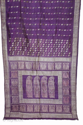 Baluchar Sari woven in silk Brocade From Murshidabad,West Bengal,India.Circa 1900.Here the pallu of the sari is decorated with large paisleys set within a border of human figures.Its size is 112cm x 362cm.(DSL03820). 