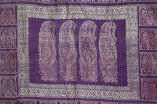 Baluchar Sari woven in silk Brocade From Murshidabad,West Bengal,India.Circa 1900.Here the pallu of the sari is decorated with large paisleys set within a border of human figures.Its size is 112cm x 362cm.(DSL03820). 