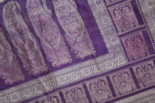 Baluchar Sari woven in silk Brocade From Murshidabad,West Bengal,India.Circa 1900.Here the pallu of the sari is decorated with large paisleys set within a border of human figures.Its size is 112cm x 362cm.(DSL03820). 