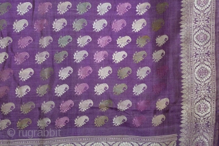 Baluchar Sari woven in silk Brocade From Murshidabad,West Bengal,India.Circa 1900.Here the pallu of the sari is decorated with large paisleys set within a border of human figures.Its size is 112cm x 362cm.(DSL03820). 