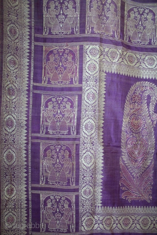 Baluchar Sari woven in silk Brocade From Murshidabad,West Bengal,India.Circa 1900.Here the pallu of the sari is decorated with large paisleys set within a border of human figures.Its size is 112cm x 362cm.(DSL03820). 