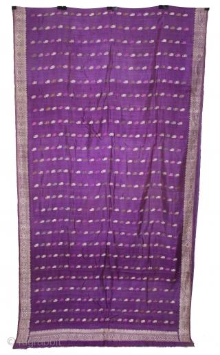 Baluchar Sari woven in silk Brocade From Murshidabad,West Bengal,India.Circa 1900.Here the pallu of the sari is decorated with large paisleys set within a border of human figures.Its size is 112cm x 362cm.(DSL03820). 