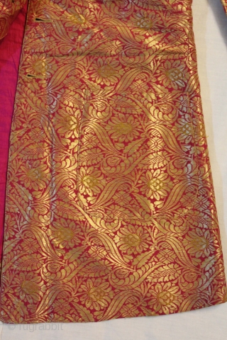 Brocade Coat (Man'Costume) from Varanasi India.Made to order for some Royal Family of Rajasthan.Its size is L 82cm X W 43cm.(DSC00690)            