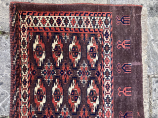 Antique Turcomen chuval. Some small areas of old repair.
Contact gene@heritage-antique-rugs.com for more pics, price etc.
93cm by 1.28cm                