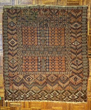 Tekke Turkoman Engsi, ca. 1850; 3’10” x 4’5” / 117 x 165 cm.

Beautiful copper reds, pale oranges, from madder, with a very nice

elem-panel showing diagonal rows of hooked diamond or ashik variants,  ...