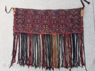 Ersari flatweave torba with original back and most tassles in place. 1ft4in x 3ft8in. Overall good condition with floppy handle. I didn't clean this piece but has a little dirt around the  ...