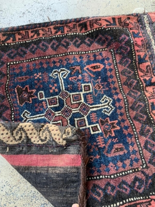 Antique Baluch small bag with complete back.

1'8" x 1'10"
                        