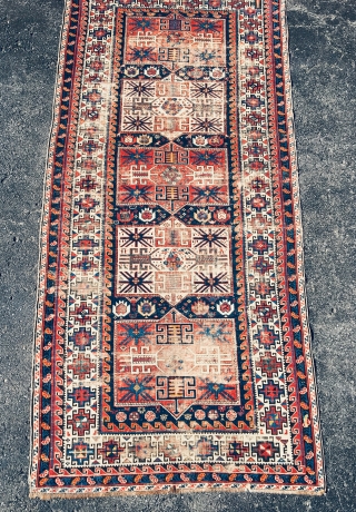 ANTIQUE  Caucasian  Shrivan Rug. 
8.9’ x 4´
2.7 m X 1.2 m

Attractive Memling motif  on white ground border. 
Good assortment of saturated colours, very clean, has been washed; no stains  ...