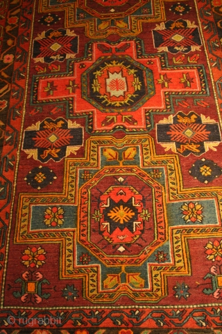 tappeto Sumak 
la caratteristica dei Sumak è la tessitura a trame avvolte da secoli utilizzata nella città di Sumak ora provincia dell'Azerbaigian e non più prodotto dopo il 1950.
In questo esemlare potete  ...