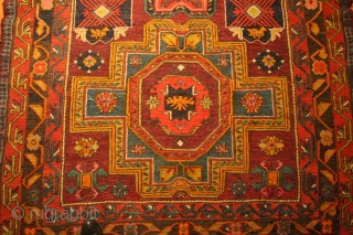 tappeto Sumak 
la caratteristica dei Sumak è la tessitura a trame avvolte da secoli utilizzata nella città di Sumak ora provincia dell'Azerbaigian e non più prodotto dopo il 1950.
In questo esemlare potete  ...