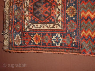 wonderful antique tribal jaff kurdiskh sanjabi, great natural colors, some small repiling  wonderful zigzag drawing, no stains

great size  114x82cm  3.8x2.7ft
          