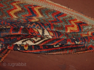 wonderful antique tribal jaff kurdiskh sanjabi, great natural colors, some small repiling  wonderful zigzag drawing, no stains

great size  114x82cm  3.8x2.7ft
          
