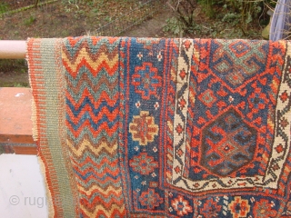 wonderful antique tribal jaff kurdiskh sanjabi, great natural colors, some small repiling  wonderful zigzag drawing, no stains

great size  114x82cm  3.8x2.7ft
          