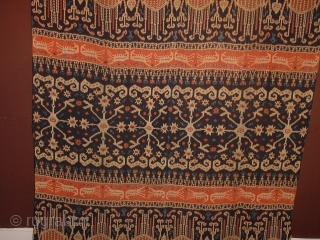 1930's indonesia ikat hinghhi in mint!! and fine condition, 
great wide size, great clear radiant pattern and colors

160x240cm
5.3x8ft without the wonderful fringes           