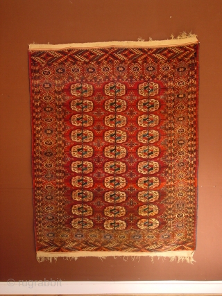 fabulous 1890 antique turkoman tekke bochara rug, winderful quality, flexible, great natural colors, complete, no repairs, great c0nditione. original kelimbeards, flat laying 

122x160cm
4.1x5.3ft          