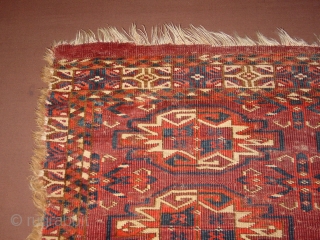 fabulous turkoman chuwal ( kyzil ayak?)  fabulous natural colors, great wool quality, some wear and side damages, one tiny fingertip repair, no stains, early 19th century?

112x72cm
3.7x2.4ft      