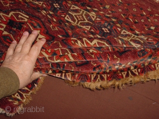 fabulous turkoman chuwal ( kyzil ayak?)  fabulous natural colors, great wool quality, some wear and side damages, one tiny fingertip repair, no stains, early 19th century?

112x72cm
3.7x2.4ft      