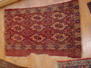 fabulous turkoman chuwal ( kyzil ayak?)  fabulous natural colors, great wool quality, some wear and side damages, one tiny fingertip repair, no stains, early 19th century?

112x72cm
3.7x2.4ft      