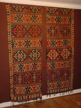 is it not fabulous, its colors, its quality, 240cm (8ft) high botH

likely these panels  come from one long part....

             