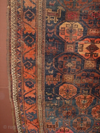 wonderful tribal very antique balouch rug, with great kelim headend detail and lonelybird design, no holesm, except fingertip hole in kelim headend, a few silk knots
no repairs

101x180cm

3.4x6ft      