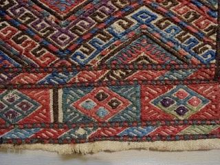 19th Century antolian Soumakh Bagface
Size: 47x47cm
Natural colors, there are three small holes                     