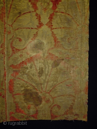 17th Century Ottoman Velvet Fragment
Size: 66x126cm (2.2x4.2ft)
Natural colors                         